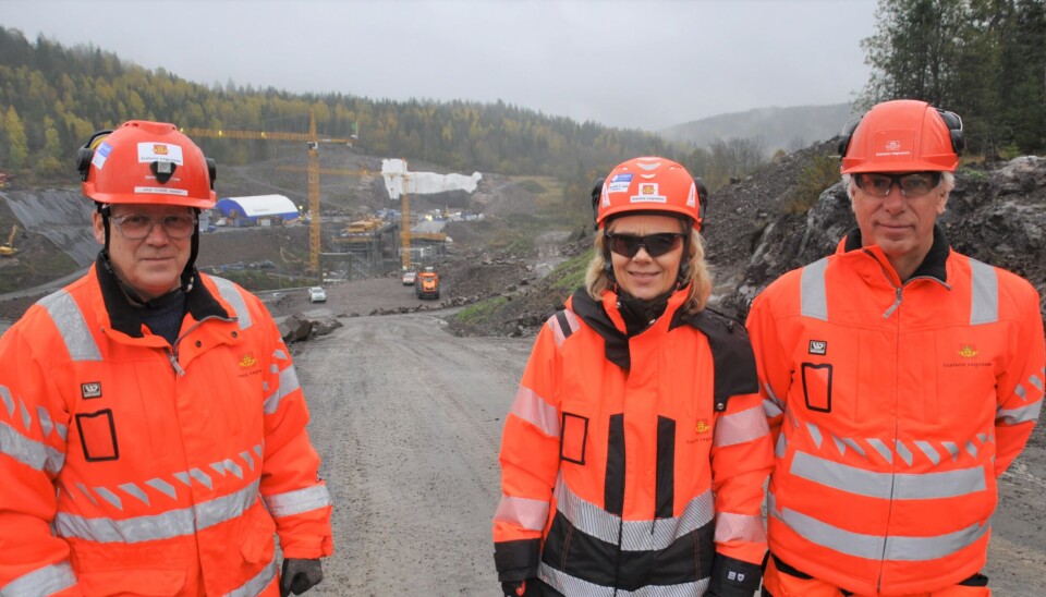 Spente før siste salve på nordgående løp ved Bukkesteinshøgda, f.v. SHA-koordinator Jan Tore Kamp, prosjektleder May Bente Him Sindre og delprosjektleder Øyvind Storløkken.
