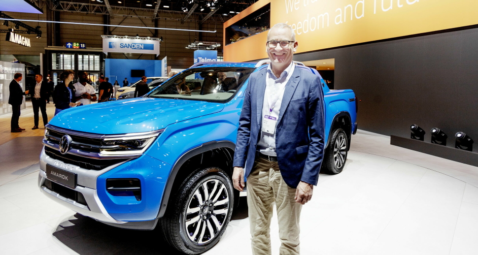 GLEDER SEG: Nyttekjøretøysjef Håkon Wirak hos den norske Volkswagen-importøren ser med glede at VW Amarok er tilbake. Her fra IAA i september.
