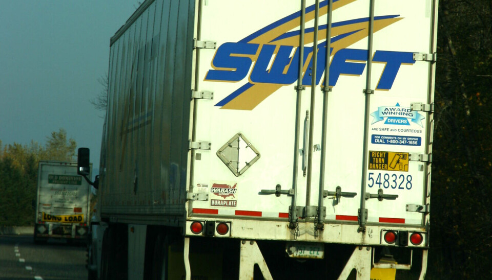 En hevnlysten vogntogsjåfør er tiltalt for å ha tent på 25 Swift Transportation-vogntog i USA.