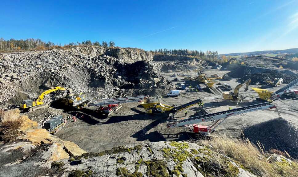 TWIN-PRODUKSJON: To Keestrack B7e kjeftknusere side om side i «twin-produksjon» til venstre, og to Telestack TC621 som sender massene i hauger. Strøm til alle maskinene kommer fra samme generator.