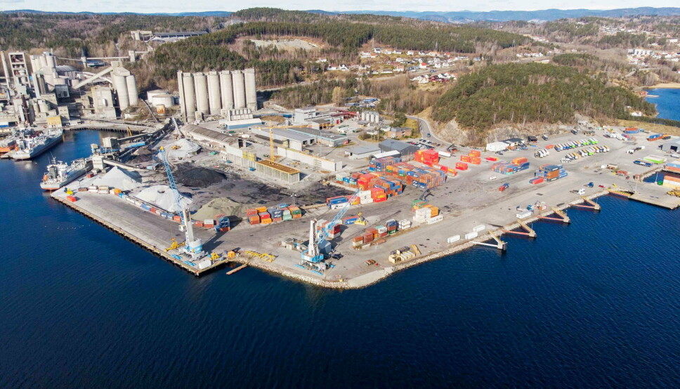 Flere containere gjør at det jobbes hardere på Breviksterminalen. Det er ikke alle naboene glade for.