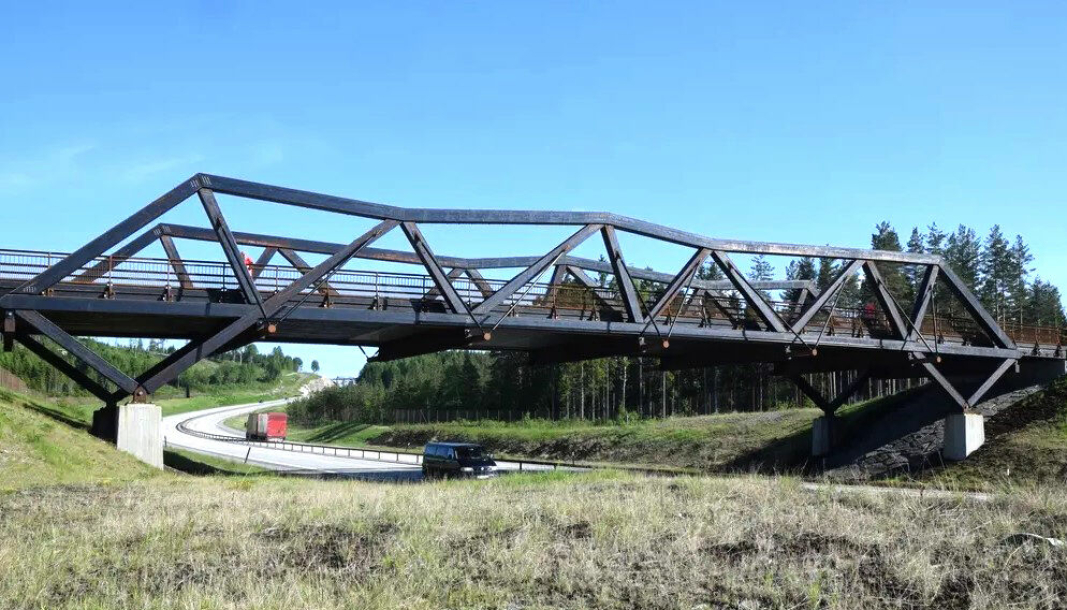 Sundbyveien bru i Eidsvoll kommune er bygget over E6. Den ble ført opp i 2010.