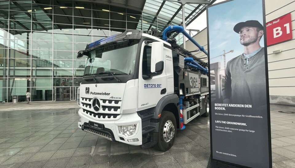 En Betong Øst Putzmeister iOntron hybrid betongpumpebil, med 36,4 meter rekkevidde, bygget på en Mercedes-Benz Arocs 2640 møter folk som flokker til gigamessa.