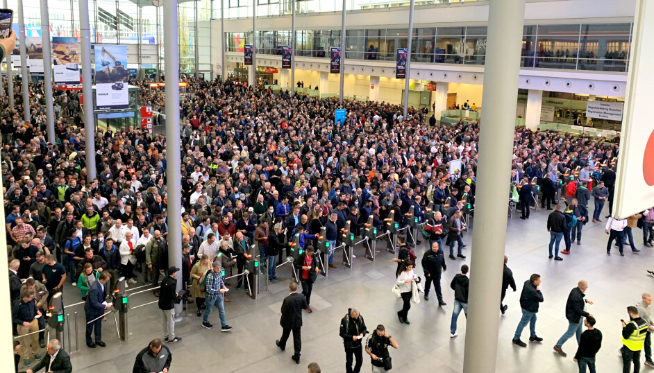 DA ER DET I GANG: Som vanlig var det folksomt i hallen foran inngangsportene før startskuddet for Bauma gikk mandag morgen 24. oktober. Dette er 33. gang Bauma i München arrangeres.