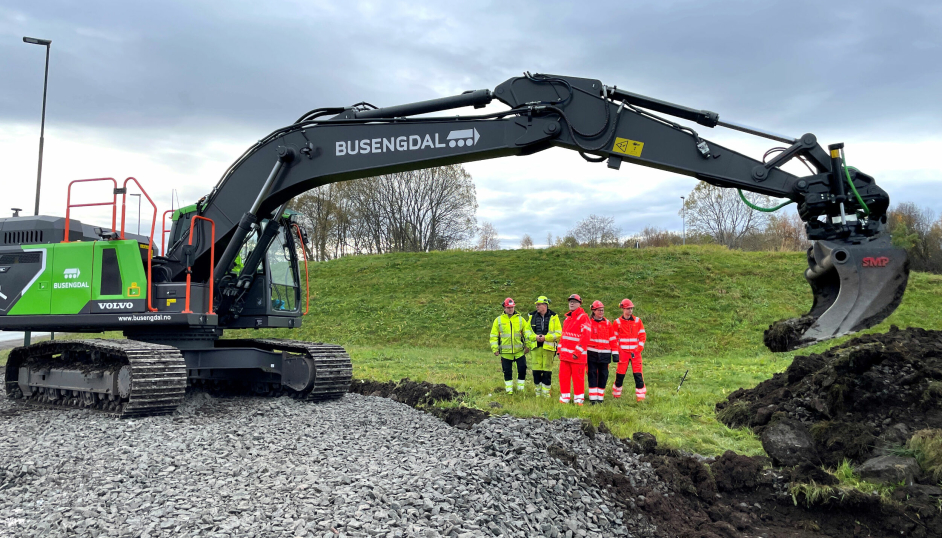 Den 24 tonns elektriske Volvo-gravemaskinen tok det første «spadetaket» i Breivika.