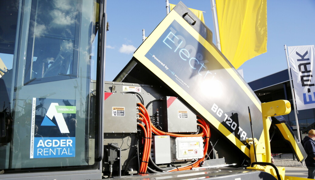 BATTERIENE: Hele motorrommet er fylt opp med batterier. El-motorene sitter lavere i chassiset. BATTERIENE: Hele motorrommet er fylt opp med batterier. El-motorene sitter lavere i chassiset.