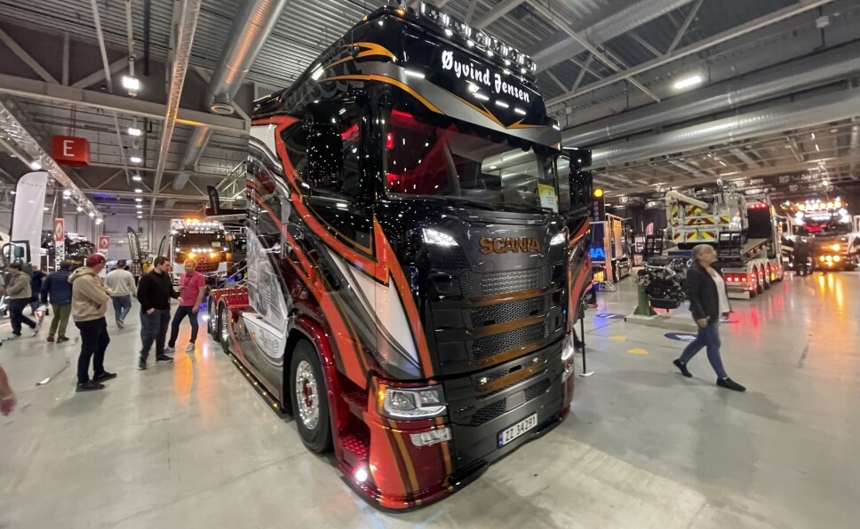 VINNER: Norske Øyvind Jensen Termotransport fra Rognan gikk til topps i Scandinavian Truck Trophy. Vinnerbilen er en Scania 770S XXL-trekkvogn som har en hytte som er forlenget hos Vlastuin i Nederland. Design og lakkering er utført av Ristimaa Customs i Finland. De historiske motivene er tegnet av Perttu Papunen og viser en Scania 110 Super på venstre side og en Scania R164 på høyre side. Begge bilene har en forhistorie hos Øyvind Jensen Termotransport. For å toppe det ytterligere vant bilen også prisen for beste lakkeringsjobb.
