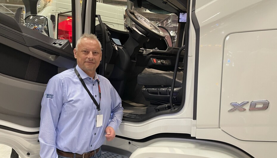 LAV: Atle Havig i Nordic Trucksenter viser hvor lavt gulvet i XD-en er.
