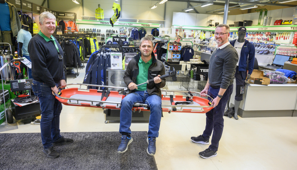 UTVIDER: Terje Hennum (til venstre), Stian Solbakken (begge fra Tess) og Lars Melby fra Ferno Norden kan nå tilby redningstekniske produkter igjennom alle Tess sine 130 avdelinger.