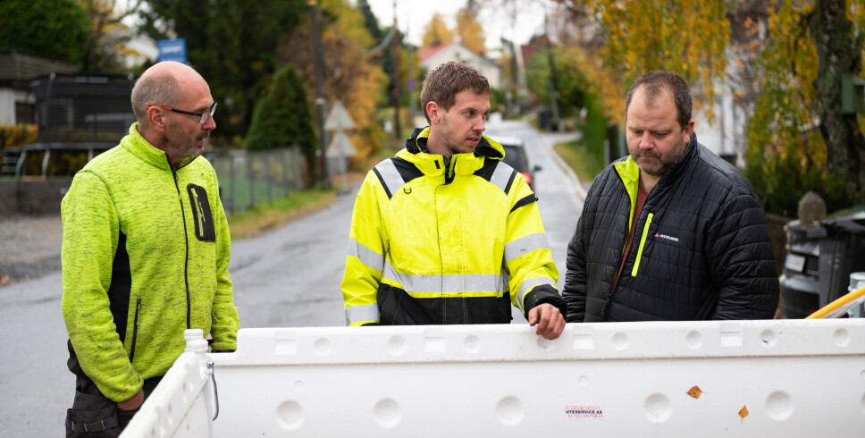 KARTLEGGING: Åge og André Svendsen i Åge Svendsen Transport AS diskuterer metodikk og behov med Hesselberg Maskin-selger Petter Skaare.