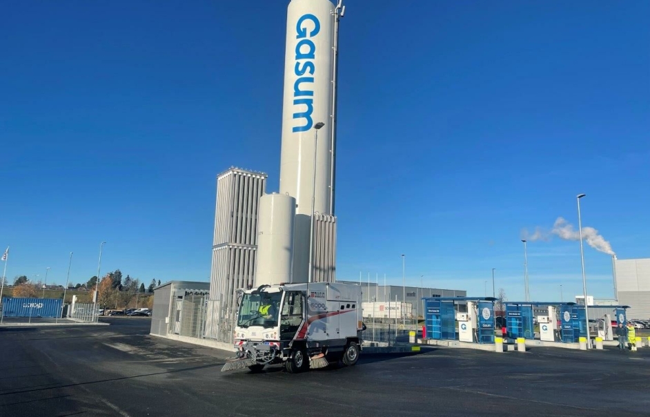 TIL TRONDHEIM: Denne Dulevo 6000 CNG er overlevert til Trondheim kommune. Bimo AS opplyser at dette er Norges første feiebil drevet på CNG biogass. Foto: Bimo AS