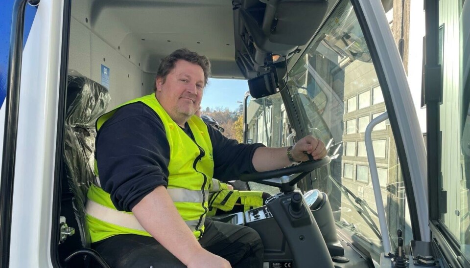 SJÅFØR: Snorre Lenes i Trondheim Bydrift har lang erfaring fra 2008 med Dulevo-feiemaskiner.