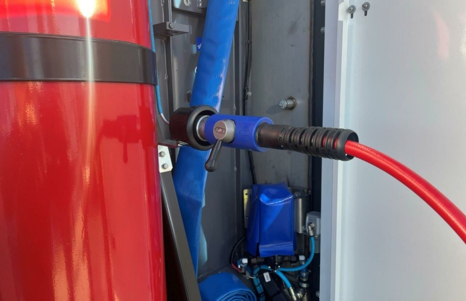FYLLING: CNG biogass fylles ved å koble til slangen og vri på spaken for å aktivere fyllingen. Selve fyllingen går unna på noen få minutter. Foto: Bimo AS.