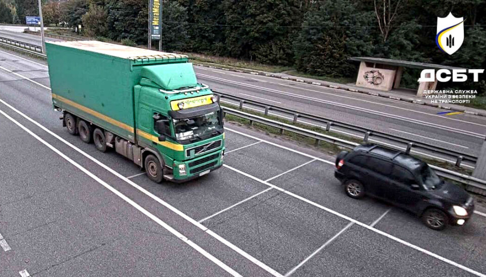 Ukrainas statstjeneste for transportsikkerhet fanget dette bildet til harddisken de en Felleskjøpet-merket lastebil passerte en automatisk vektkontroll nær Kyiv 3. november. Det var en liten overlast som ga et gebyr på ca. 2420 kroner.