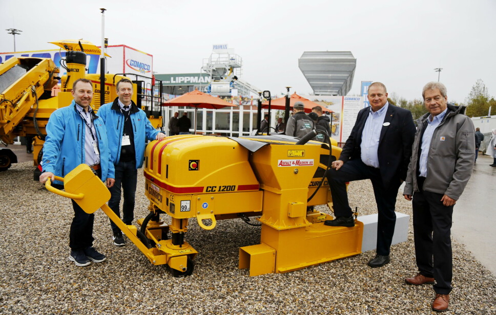 NYHET: Ankerløkken Equipment-representantene Morten Paulsen (f.v.) og Jan-Erik Sundsby sammen med visepresident salg Kent Godberger og Rory Keogh som er direktør for Europa, Afrika, Midt-Østen, Sentral-Asia og Russland. Sistnevnte har jobbet i Gomaco i 38 år, altså lenger enn Ankerløkken har hatt agenturet.