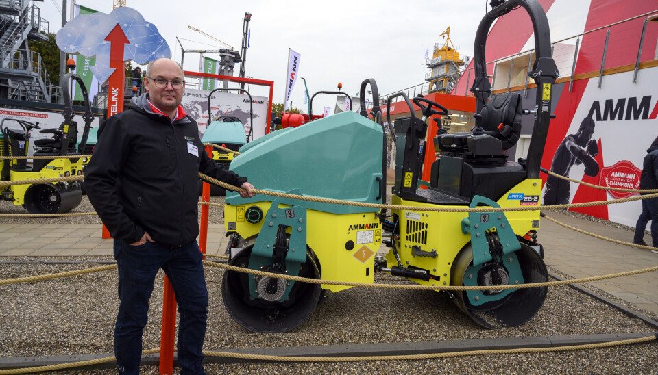 BATTERI: Paul Håkon Endresen i Anleggsgruppen ved den nye batterielektriske Ammann eARX 26-2 tandemvalsen på Bauma i Tyskland i oktober.