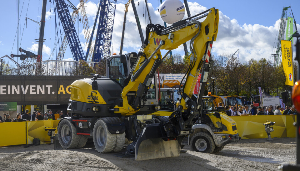 RUNDERE: Den nye 10-tonns hjulgraveren EW100 fra Wacker Neuson har fått et helt nytt design. Dieseltanken er flyttet ned i undervogna og skroget på overvogna er mye mer avrundet - noe som gir bedre sikt.