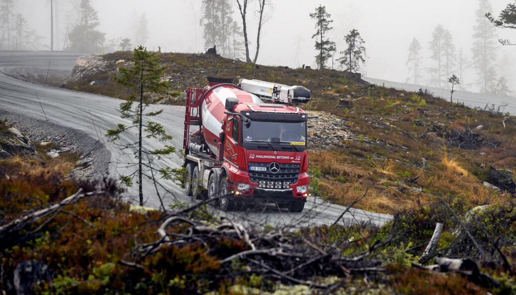BRATT: Hallingdal Betong har valgt betongbiler med stor motor. Krevende terreng og mye stigning gjør hverdagen enklere når bilene har mye krefter. BRATT: Hallingdal Betong har valgt betongbiler med stor motor. Krevende terreng og mye stigning gjør hverdagen enklere når bilene har mye krefter.