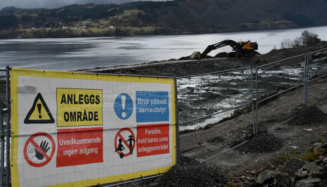 Arbeidet med å klargjøre industrianlegget ved Førdefjorden for gruvedrift.