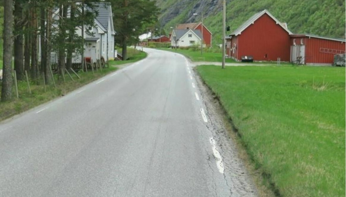 E136-strekningen i Møre og Romsdal er preget av stor variasjon mht. horisontalkurvatur, stigning og veibredde. Skulder og grøft benyttes ofte som ordinær «veibane» for store tunge kjøretøy.