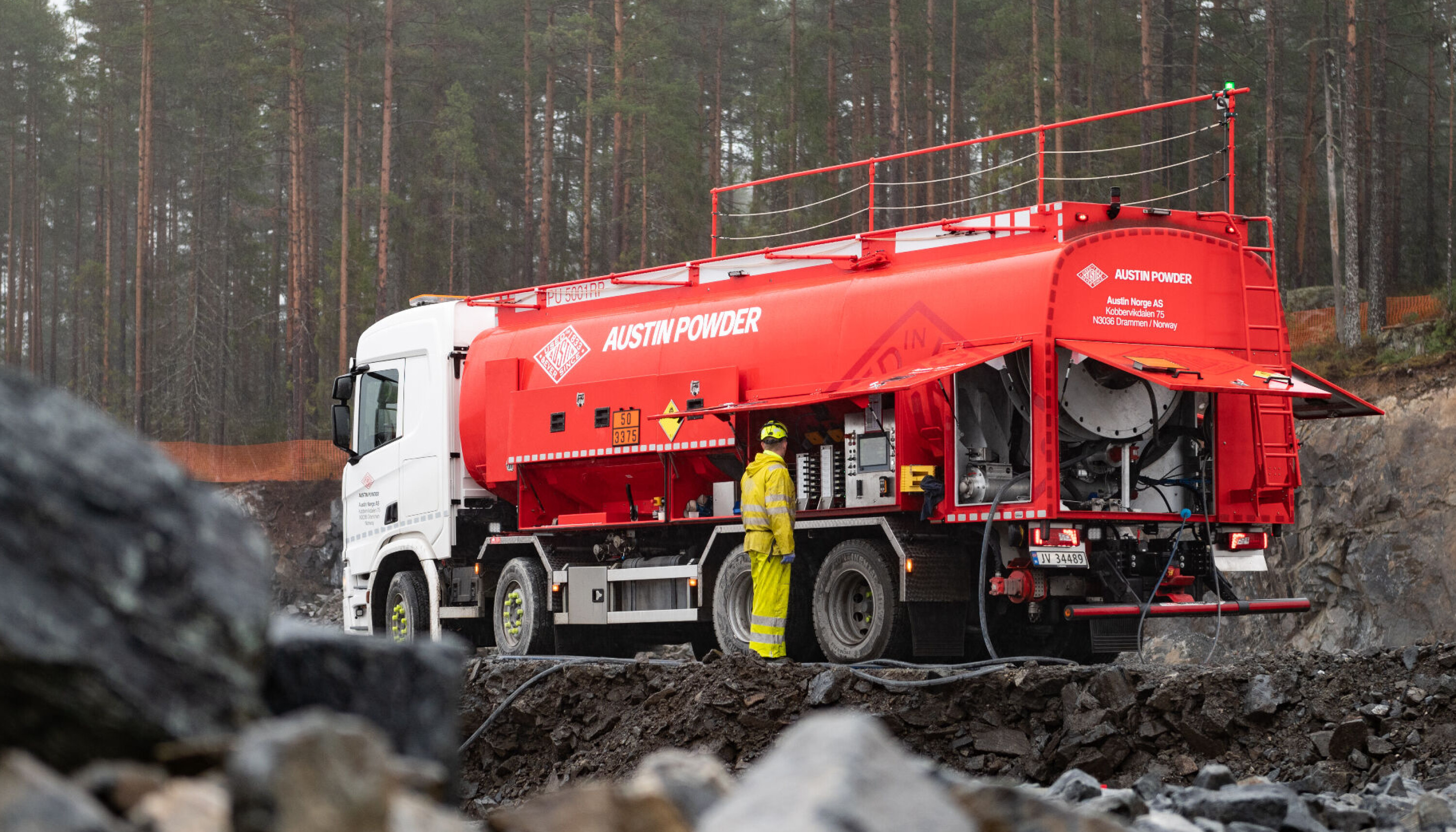 LADEBIL: I Austin Powders ladebiler fraktes råvarene som på anleggsplassen blandes til ferdig sprengstoff.