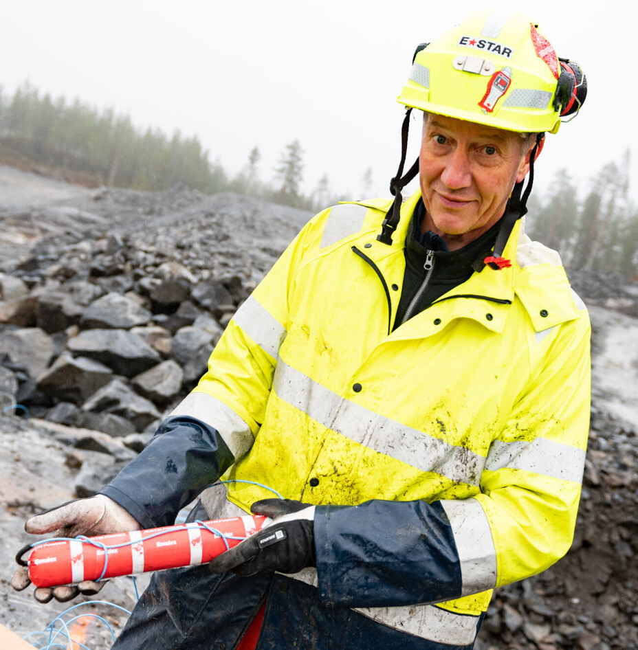 EMULEX: Bjørn Olavesen, Teknisk support hos Austin Powder, viser frem Emulex-pølsen som brukes som bunnladning.