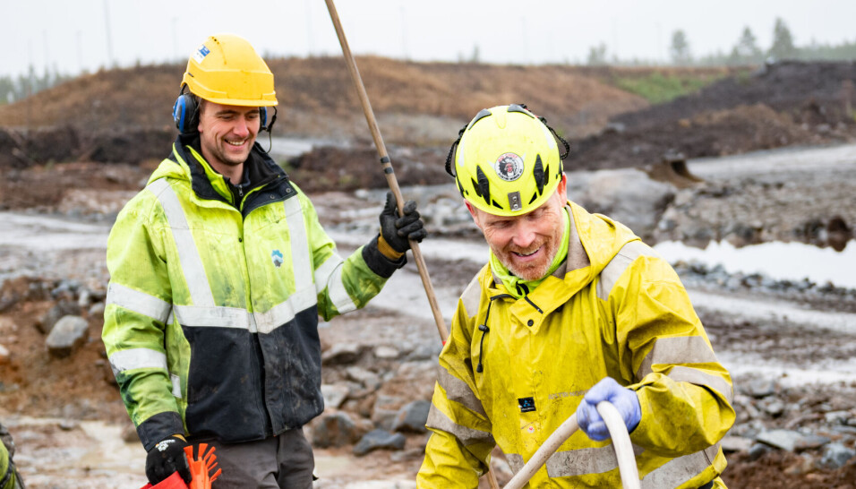 SAMARBEID: Hans Petter Grøterud (t.v.) i Norsk Fjellsprenging sørger sammen med Ulrich Falkeid for en trygg og effektiv sprenging på Kongsberg.