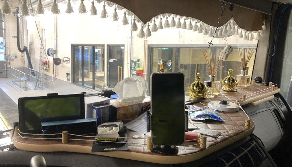 Innholdsrikt dashbord og gardin hindrer sikten.