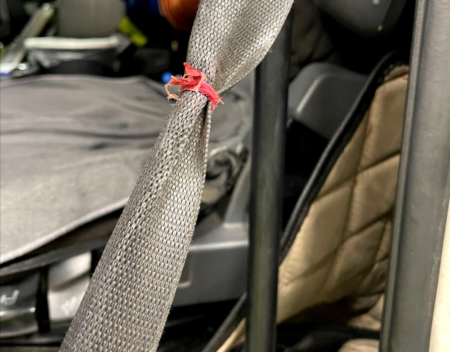 Denne innretning hindret sikkerhetsbeltet fra å stramme seg ubehagelig over magen til den makedonske lastebilsjåføren.