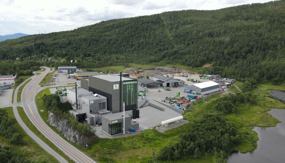 Illustrasjon av det nye forbrenningsanlegget, som er det høye bygget i midten. Illustrasjon: Trollvegg Arkitektstudio. Illustrasjon av det nye forbrenningsanlegget, som er det høye bygget i midten. Illustrasjon: Trollvegg Arkitektstudio.