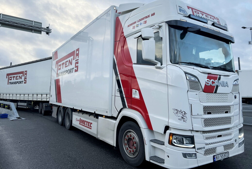 Toten Transport-sjåfør Kaj Fogel hadde last som var fortollet digitalt, og rundet bare innom Svinesund Tollstasjon og ut igjen på europaveien, mens «den gemene hop» med vogntogsjåfører ble stående lenger på plassen for å ordne sine papirer. Toten Transport-sjåfør Kaj Fogel hadde last som var fortollet digitalt, og rundet bare innom Svinesund Tollstasjon og ut igjen på europaveien, mens «den gemene hop» med vogntogsjåfører ble stående lenger på plassen for å ordne sine papirer.