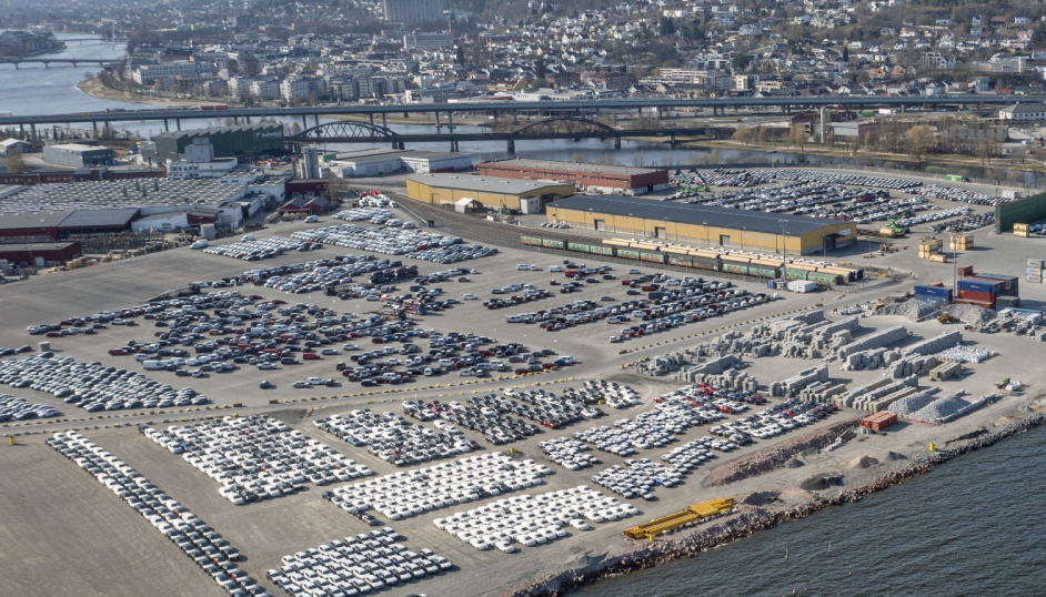 Bildet er tatt i april 2021, da var det betydelig færre biler på anlegget enn det er i dag. Drammen Havn og Axess Logistics jobber på spreng for å klargjøre og få ut biler til kundene før nyttår.
