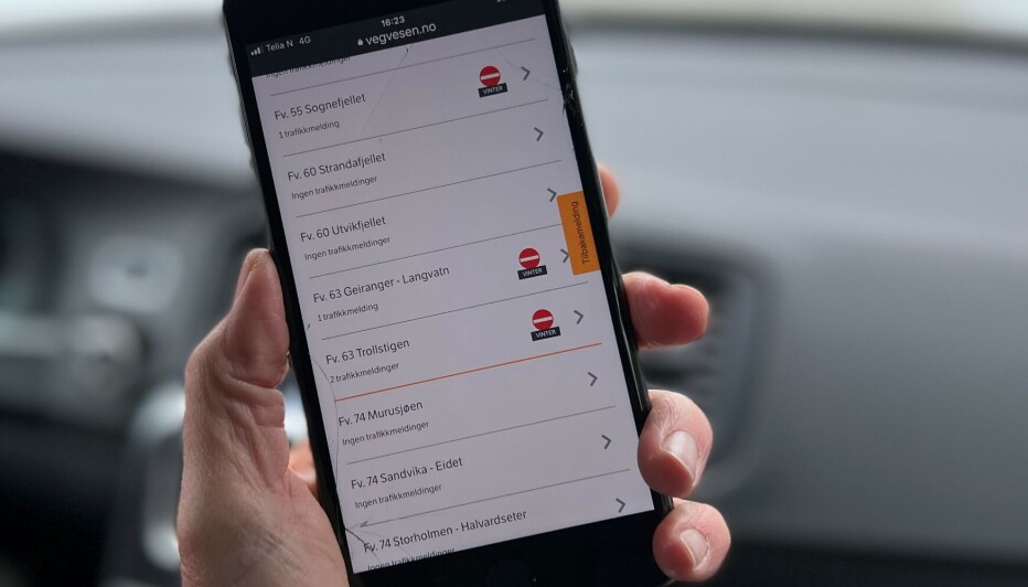 Så fort en stengning er registrert som trafikkmelding hos Statens vegvesen, vil du som abonnent få et varsel. Du kan bestille varsling for så mange strekninger du vil, og tjenesten er gratis.