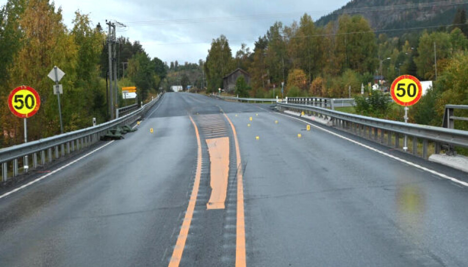 Ulykkesstedet dagen etter ulykken. Markørene i veibanen plassert der det ble funnet spor tilknyttet ulykken. Ulykkesstedet dagen etter ulykken. Markørene i veibanen plassert der det ble funnet spor tilknyttet ulykken.