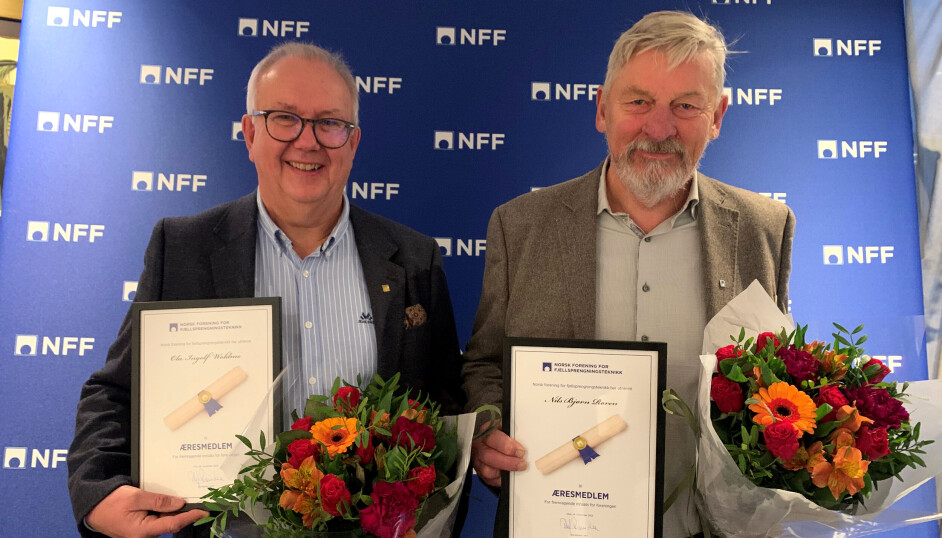 Ola Woldmo (t.v.) og Nils Røren ble tildelt æresmedlemskap i NFF i dag.