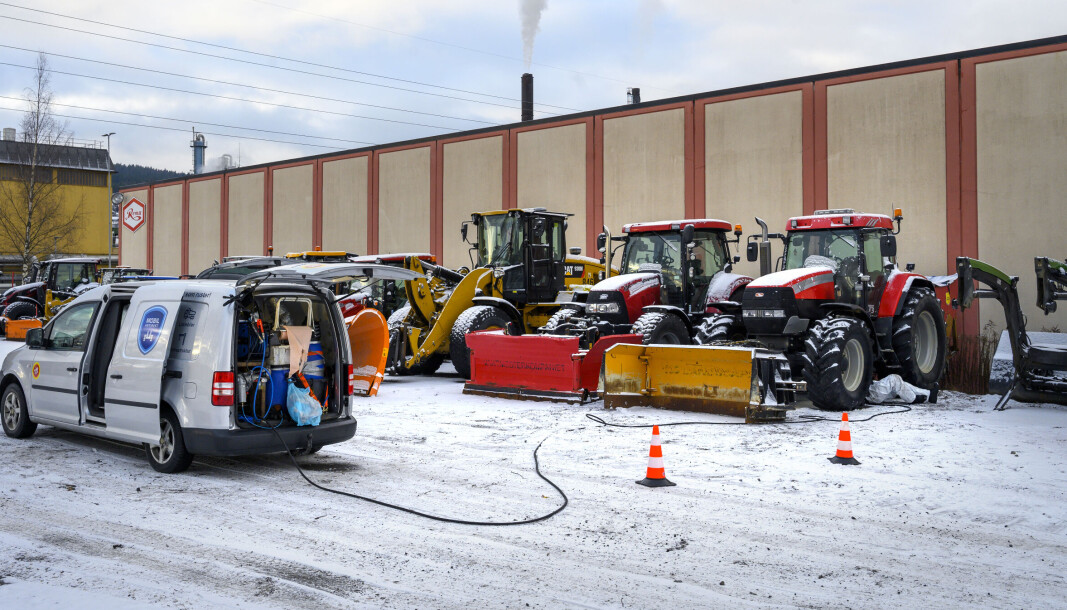 REKKE: Alt Mobil Antirust trenger har de med i en liten varebil. På under en time er for eksempel en traktor eller hjullaster betydelig bedre beskyttet før en ny sesong i snø- og saltlake. Her behandler de traktorer som går for Vaktmesterkompaniet på Romerike. REKKE: Alt Mobil Antirust trenger har de med i en liten varebil. På under en time er for eksempel en traktor eller hjullaster betydelig bedre beskyttet før en ny sesong i snø- og saltlake. Her behandler de traktorer som går for Vaktmesterkompaniet på Romerike.