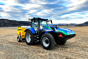 Mottok fire fossilfrie traktorer til veidrift