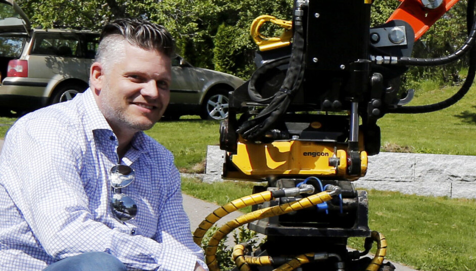 Landssjefen i Norge, Morten Fjeld Nielsen, har erfaring med både Engcons produkter og selskapet da han har vært salgssjef for den lokale distributøren som Engcon har hatt et langt samarbeid med.