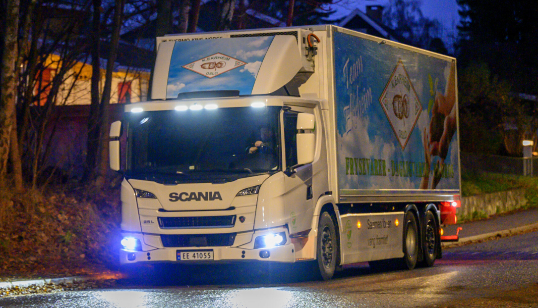 ERSTATTER: To nye batterielektriske Scania skapbiler har erstattet fem gamle dieselbiler hos matgrossisten K. Ekrheim.