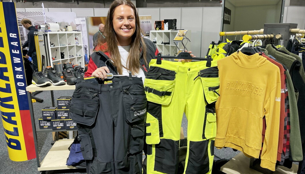 STRETCH: Tine Halvorsen i Blåkläder viser noen av de nye stretch-buksene som nå er tilgjengelige i alle varselklasser. Bak står de nye Blåkläder-skoene. STRETCH: Tine Halvorsen i Blåkläder viser noen av de nye stretch-buksene som nå er tilgjengelige i alle varselklasser. Bak står de nye Blåkläder-skoene.