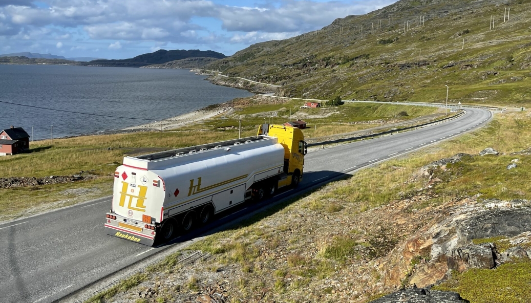 Rv. 94 er den eneste innfartsvegen til Hammerfest og riksveien er en sentral del av kommunikasjonstilbudet i Hammerfest og Kvalsund. Sykehuset i Hammerfest betjener store deler av befolkningen i Vest-Finnmark, og Hammerfest er et regionalt trafikk-knutepunkt.