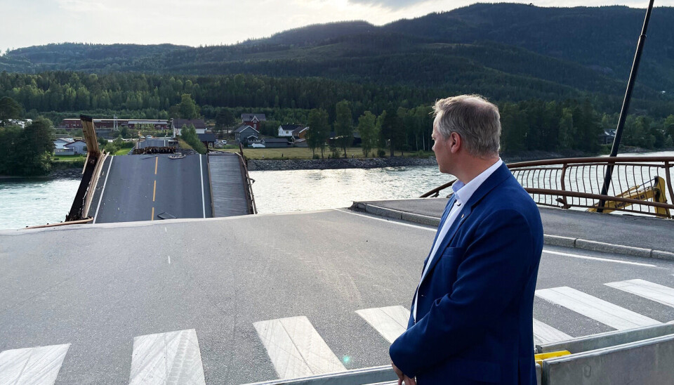 Samferdselsminister Jon-Ivar Nygård ved Tretten bru 15. august 2022.