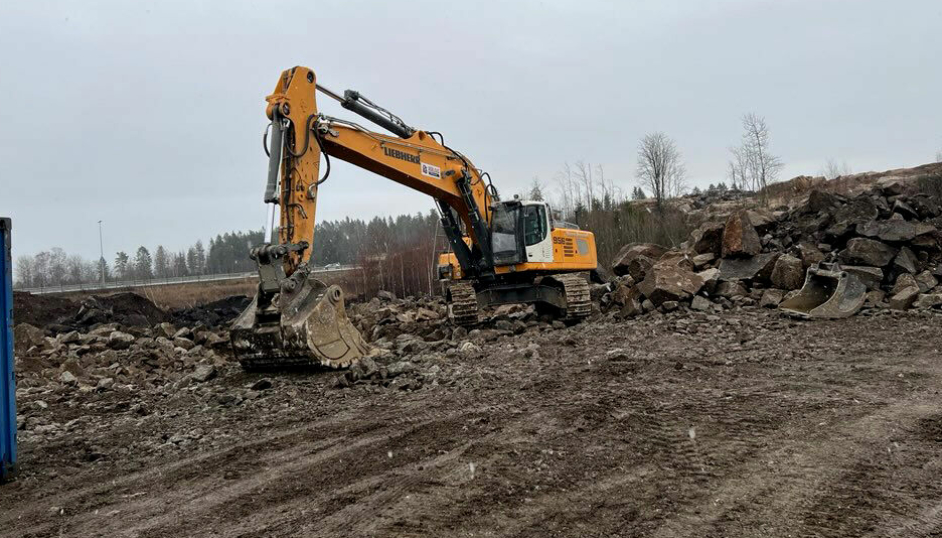 Liebherr-graver på tomta som skal bli nytt hovedkontor for Liebherr-Norge ved Hamar.