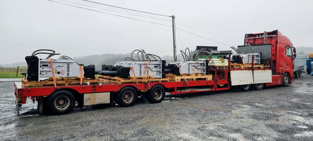 TRANSPORT: Her er lastebilen fylt opp med de ti siste slaghammerne i årets store hammeravtale på hele 15 enheter til Vassbakk & Stol AS. Leverandør er Europro Karmøy Sveis & Landbruk. TRANSPORT: Her er lastebilen fylt opp med de ti siste slaghammerne i årets store hammeravtale på hele 15 enheter til Vassbakk & Stol AS. Leverandør er Europro Karmøy Sveis & Landbruk.