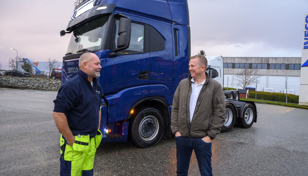 SNART KLAR: Trond Gudmestad (t.v.) har kjøpt sin første Iveco. Selger Kenneth Saghaug opplever at stadig flere nye kunder er nysgjerrige på Iveco. SNART KLAR: Trond Gudmestad (t.v.) har kjøpt sin første Iveco. Selger Kenneth Saghaug opplever at stadig flere nye kunder er nysgjerrige på Iveco.