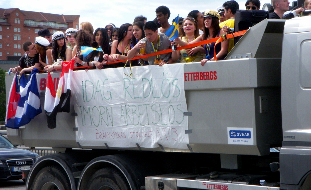 I Sverige ble det i 2006 ulovlig å frakte personer på lasteplan. Et unntaksregelverk gir tillatelse for «Studentflak» i forbindelse avgangsseremonien for videregående skole-elever, under mange forutsetninger. Bilde fra Stockholm i 2010.