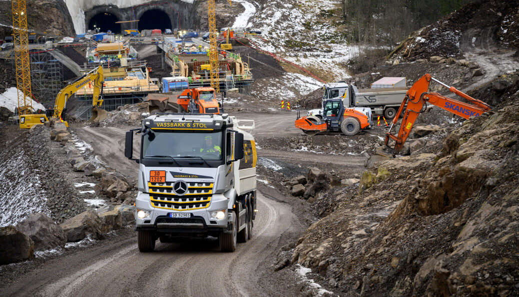 NAVET: Hvis Tom Erik Øien eller hans kollegaer i tankbilen ikke kom på jobb, ville det blitt bråstopp på nye E16 som Skanska sammen sitt datterselskap Vassbakk & Stol bygger for Statens vegvesen. Uten diesel blir det fort bråstopp. NAVET: Hvis Tom Erik Øien eller hans kollegaer i tankbilen ikke kom på jobb, ville det blitt bråstopp på nye E16 som Skanska sammen sitt datterselskap Vassbakk & Stol bygger for Statens vegvesen. Uten diesel blir det fort bråstopp.