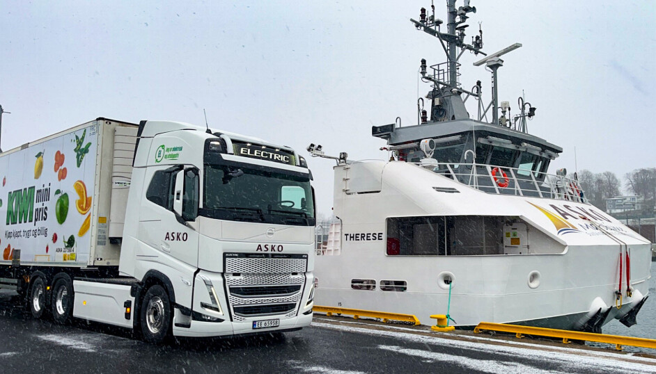 Askos nye elektrisk Volvo FH ved siden av Asko-lasteskipet Therese.