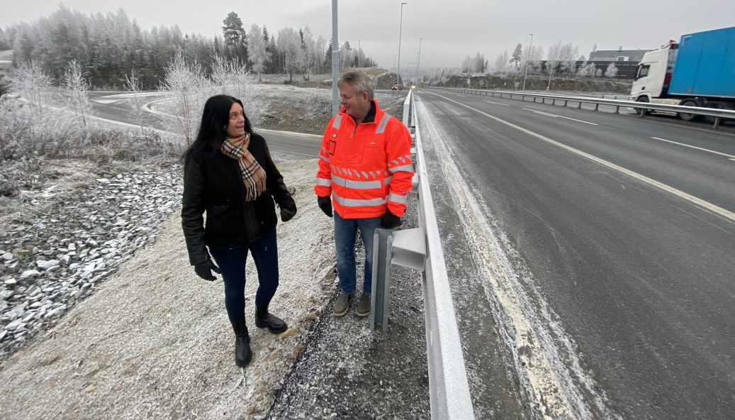 Ann Lill Rønning kolliderte med et vogntog i Mohagenkrysset på rv.4 i Innlandet i juni 2021. Nå har John Bekken og Statens vegvesen bygd nytt kryss og ny veg med midtdeler på ulykkesstedet. Nå er det også akselerasjonsfelt i begge retninger.