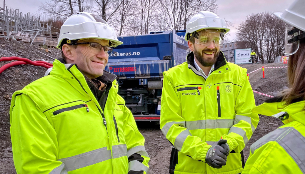 Klima- og miljøminister Espen Barth-Eide og næringsminister Jan Christian Vestre på besøk ved nye Tøyenbadet som er under oppføring i Oslo.
